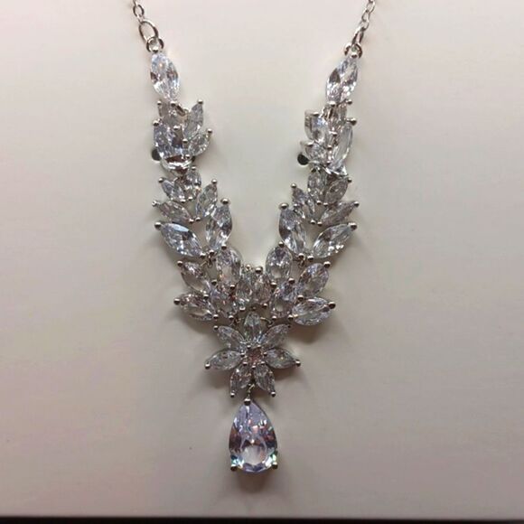 DHQH Earrings & Necklace Set New With Box - Picture 4 of 5